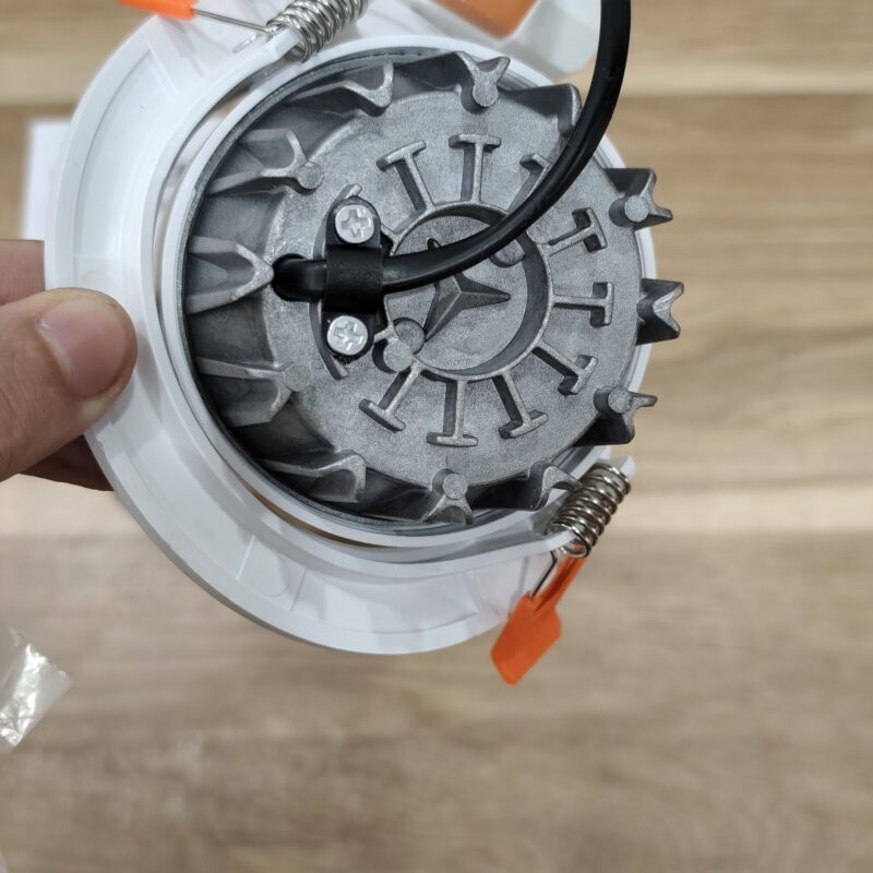 Ánh sáng thực tế từ đèn Luzera