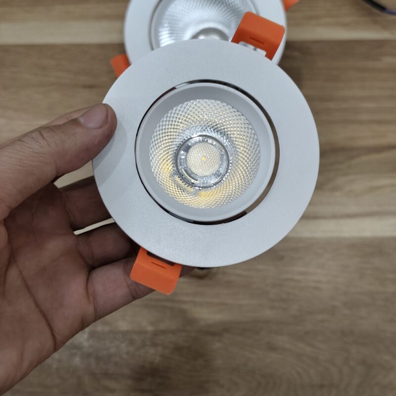 Kiểm tra chất lượng đèn trước khi giao