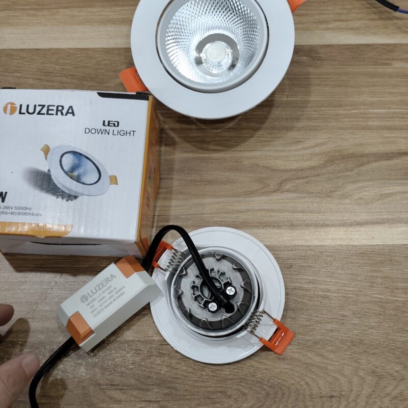 Góc nghiêng điều chỉnh của đèn spotlight Luzera