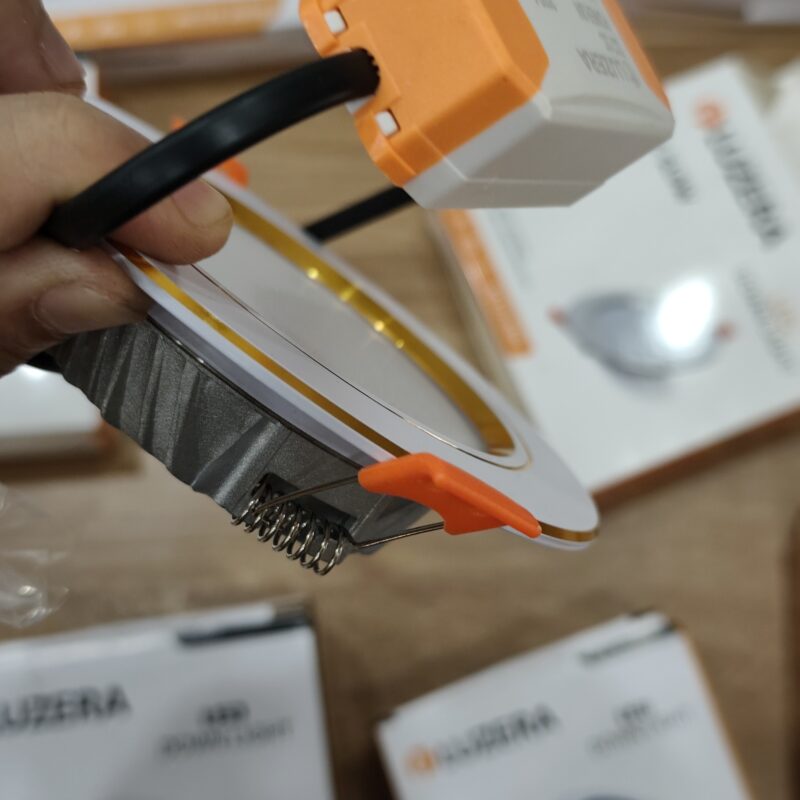 Trọn bộ sản phẩm Luzera LZ-SL 12W