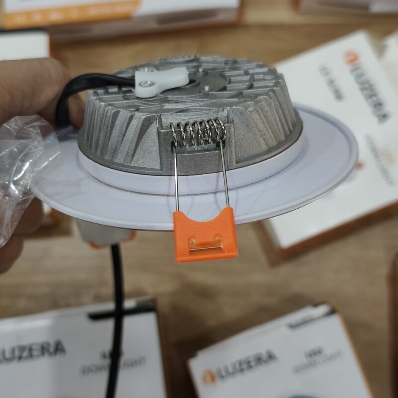 Review ánh sáng đèn Luzera viền vàng