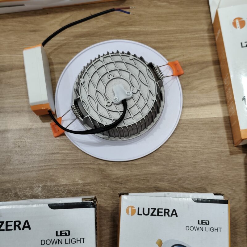 Kiểm tra chất lượng đèn trước khi giao