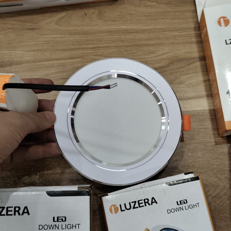 Chi tiết viền bạc đèn Luzera 12W