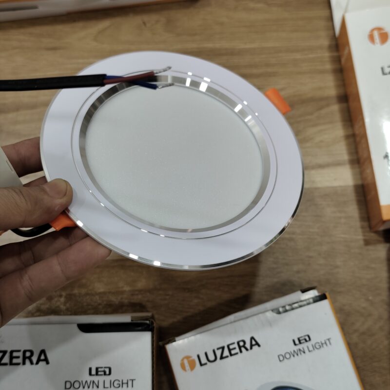 Cận cảnh mặt trước đèn âm trần Luzera viền bạc